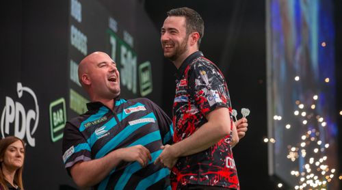 Rob Cross und Luke Humphries freundschaftlich
