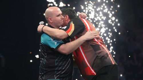 Mensur Suljovic umarmt Rob Cross