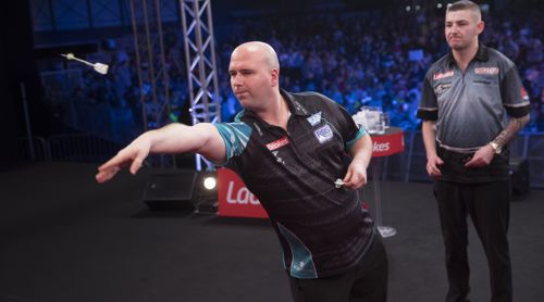 Nathan Aspinall sieht Rob Cross beim Wurf zu