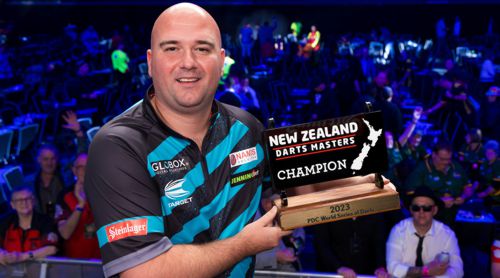 Rob Cross mit dem Pokal des New Zealand Darts Masters