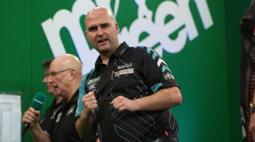 Rob Cross hier mit Darts-Schiedsrichter und Caller Paul Hinks