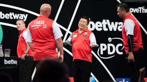 Rob Cross und Darts-Legende Paul Lim