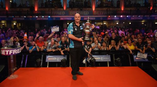 Rob Cross mit dem Phil Taylor-Pokal