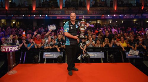 Rob Cross mit dem Phil Taylor-Pokal