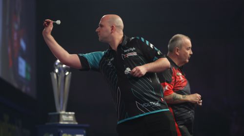 Rob Cross und Phil Taylor beim letzten Spiel der Legende