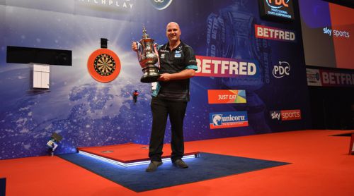 Rob Cross mit Phil Taylor-Pokal