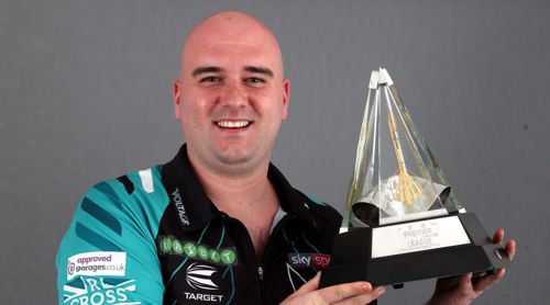 Rob Cross mit dem Premier League 2018 Pokal