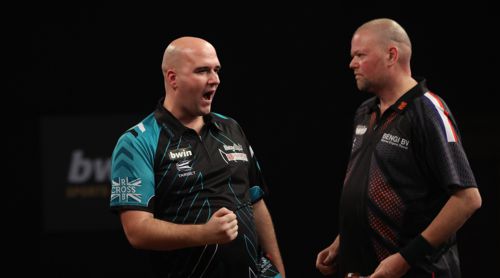 Rob Cross feiert mit dem Sieg über Raymond van Barneveld den größten Erfolg seiner jungen Karriere