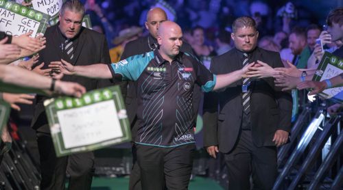 Darts-Weltmeister Rob Cross beim Walk on
