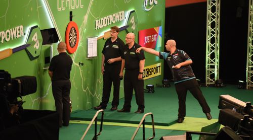 Weltmeister Rob Cross hüpft beim Abwurf