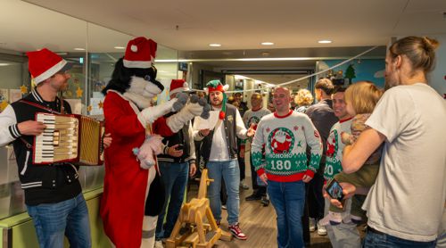 Rob Cross singt mit Laut aber Schief