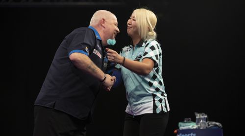 Robert Thornton und Darts-Weltmeisterin Mikuru Suzuki