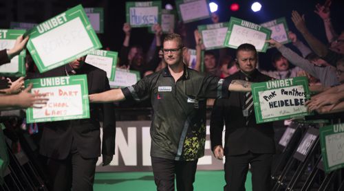 Ron Meulenkamp mit den Dartfans in Dublin