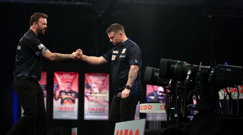 Luke Woodhouse vermeidet Augenkontakt mit Ross Smith