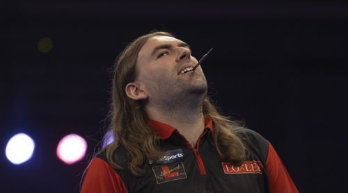 Ryan Searle steckt seinen Dartpfeil in den Mund