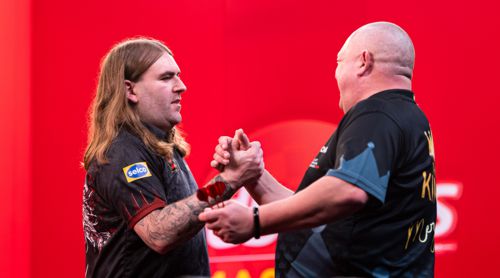 Ryan Searle lässt Mervyn King alt aussehen