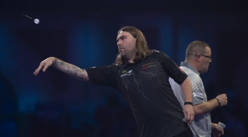 Ryan Searle mit schweren Darts - also Heavy Metal