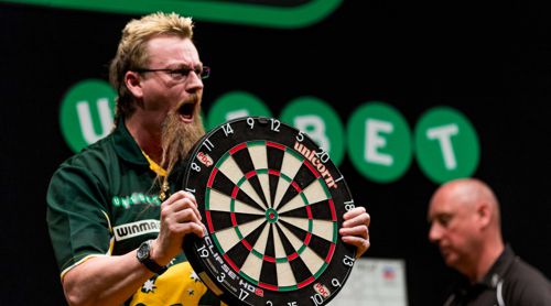 Simon Whitlock mit einem Dartboard