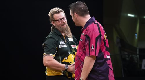 Dartspieler verabschieden sich stets per Handschlag