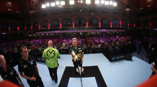 Simon Whitlock beim Wurf mit dem Fischaugen-Objektiv fotografiert
