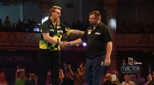 Simon Whitlock gibt James Wade die Hand