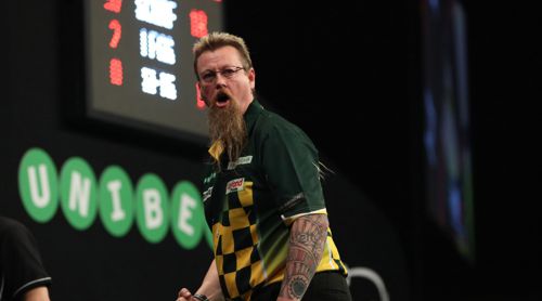 Simon Whitlock freut sich zusammen mit seinem Darts-Tattoo über den Einzug in das Viertelfinale beim World Grand Prix