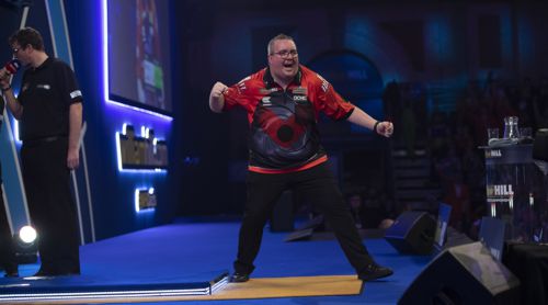 Stephen Bunting auf der riesigen Buehne im Alexandra Palace