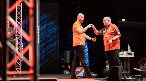Cor Dekker lieferte den ersten 9-Darter eines Norwegers