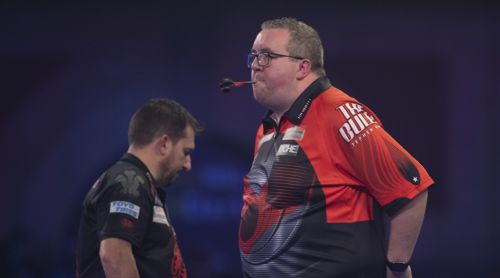 Stephen Bunting steckt sich einen Dart in den Mund