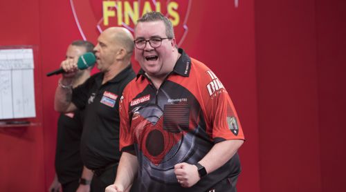 Stephen Bunting jubelt Ã¼ber seinen Sieg gegen Peter Wright