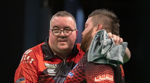 Stephen Bunting und Michael Smith freundschaftlich