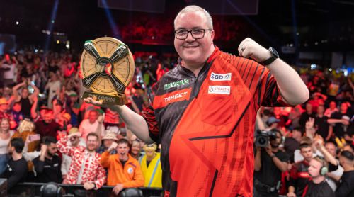 Stephen Bunting mit dem Pokal des Siegers