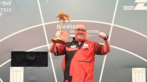 Stephen Bunting mit den Pokal aus Bahrain