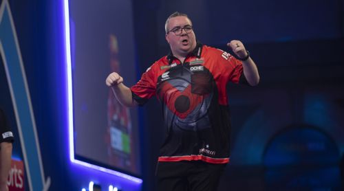 Stephen Bunting uebersteht die zweite Runde der WM