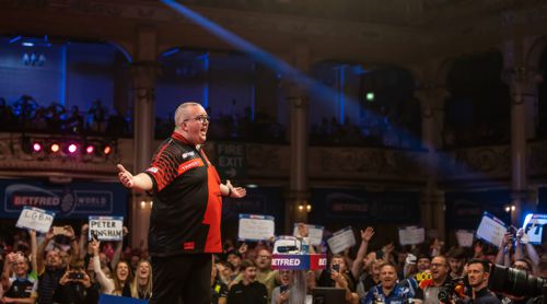 Stephen Bunting singt mit den Fans