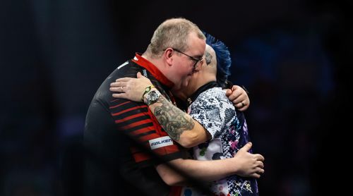 Stephen Bunting umarmt Peter Wright