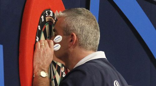 Steve Beaton küsst bei der Darts WM 2017 nach seinem Sieg das Dartboard