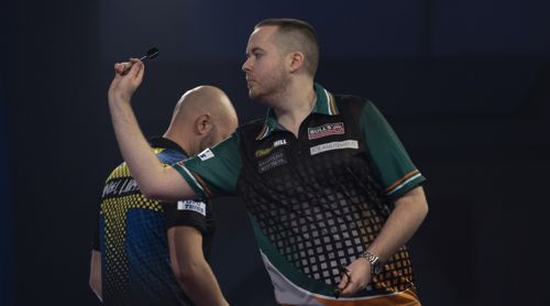 Steve Lennon bezwingt Daniel Larsson
