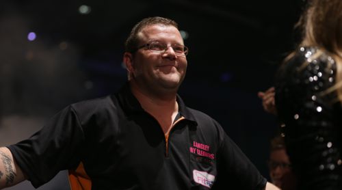 Steve West ist professioneller Dartsspieler