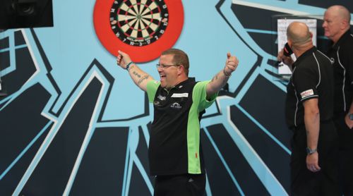 Steve West gewann in der ersten Runde des PDC World Matchplay überraschend deutlich gegen Michael Smith