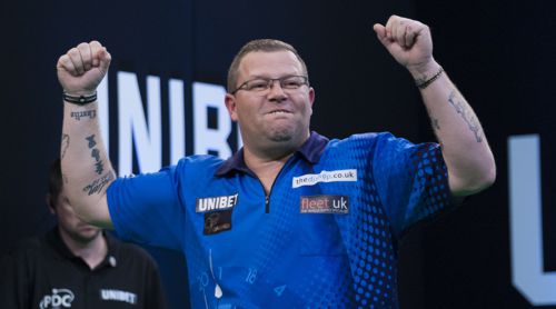 Steve West schmeißt Titelverteidiger Michael van Gerwen aus dem Turnier