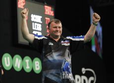 Terry Jenkins sorgt frü eine mittlere Überraschung, als er den zweifachen Grand Prix Sieger James Wade nach Hause schickt