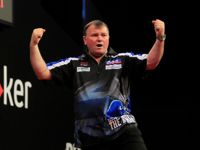 Terry Jenkins zieht nach seinem 2:1 Erfolg über Mervyn King in die zweite Runde des World Grand Prix ein