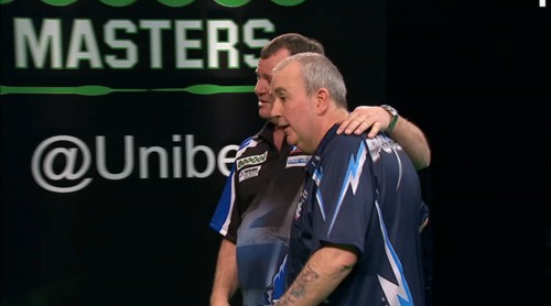 Terry Jenkins umarmt Phil Taylor