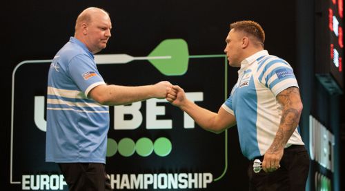 Vincent van der Voort und Gerwyn Price klatschen ab