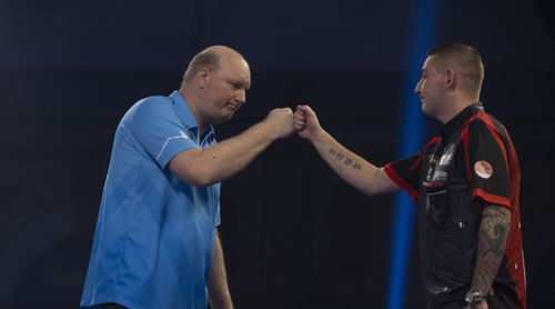 Vincent van der Voort bezwingt Nathan Aspinall