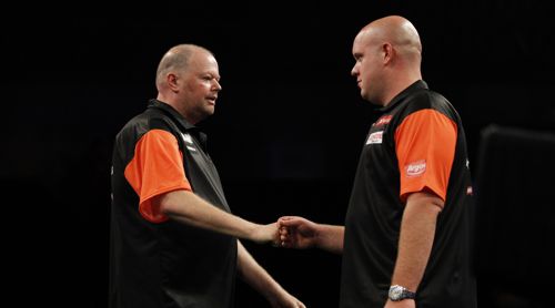 Michael van Gerwen in den ungewohnten Landesfarben der Niederlande anstatt seines grünen Outfits