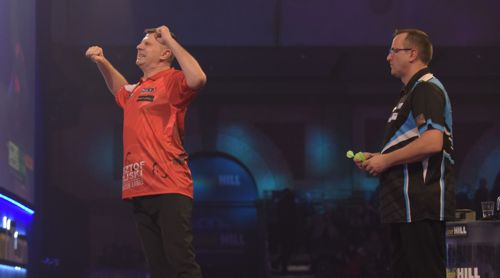 Zoran Lerchbacher schaut Krzysztof Ratajski beim Matchdart zu