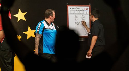 Zoran Lerchbacher nutzte den Heimvorteil in Wien und steht in Runde zwei der Austrian Darts Open