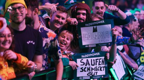 Dartfans zeigen, warum sie in der Halle sind